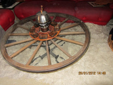 Wagenrad Tisch mit Glasplatte