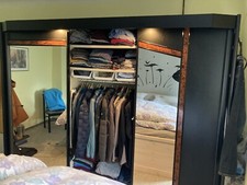 Schiebetürenschrank mit Licht und Spiegel (nur per Abholung)