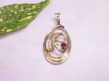 SCHMUCKANHÄNGER MIT ROTEM