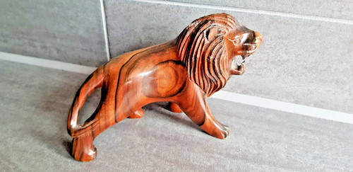 Geschnitzte holzfigur löwe - geschnitzte,