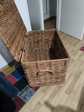 Rattan Truhe mit Gurten und