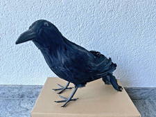 KRÄHE Rabe mit Federn lebensecht GOTHIC HORROR Halloween DEKO Vogelabwehr POE