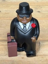 Gilde Handwerk Figur massiv Mann mit Koffer und Sonnenbrille 15 cm