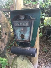 Alter Briefkasten aus Eisen und Kupfer mit Sichtfenster,Zeitungsrolle und Dach