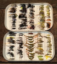 145 Nymphen / Fliegen mit scharfen Haken in großer Aluminium Box - top