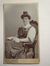 Berlin - sitzende Frau im