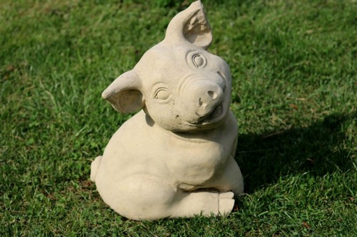 Sitzendes schwein steinfigur - sitzendes,
