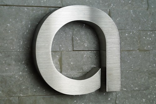 Buchstabe aus - ",
