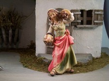 Magd mit Holzbündel auf