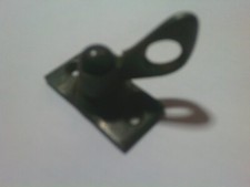 Quarter turn hinged latch for
