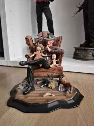 Gentle giant statue freddy - giant,