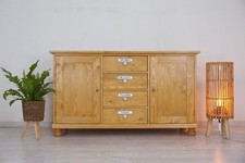 Apothekerkommode im Landhausstil mit Emaille-Schildern und Porzellanknöpfen