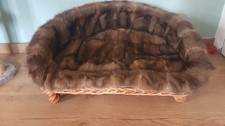 Tierbett Hunde/Katzenbett  für kleine Tiere  Ratankorb mit echt Fell- upcycling
