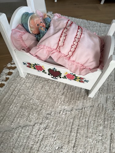 Handbemaltes puppenbett aus - puppenbett,