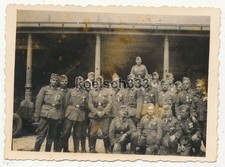 Foto Panzerjäger der Wehrmacht mit belgischen Orden in Schloss Ciergnon Belgien