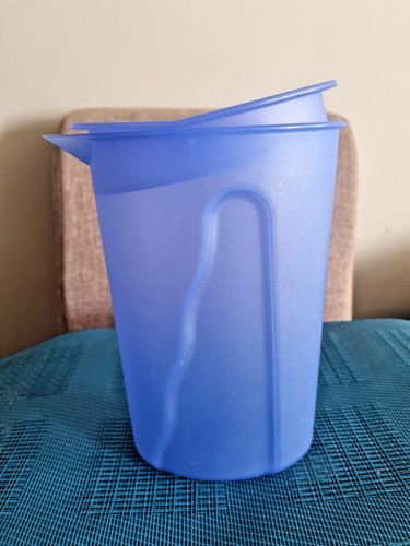 Eine tupperware junge welle - eine,