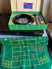 französisches Roulette Set mit Jetons Rechen und Spieltuch in grüner Box