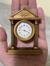 Seltene Miniatur-Tischuhr im antiken Stil – goldfarben – Sammlerstück