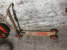 alter Holzroller ( Tretroller ) aus Kinderzeit der 1950er Jahre in der DDR