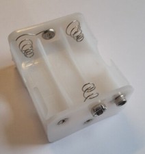 Batteriekästen, 6x Mignon/AA/UM3, weiß, offen, mit 9V-Anschluß, unbenutzt