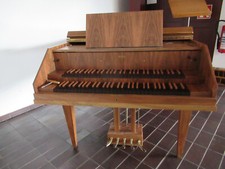 Verkauf eines Cembalos in Nussbaum