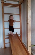 Sprossenwand mit Rutsche aus Massivholz (z.B. für Pikler, Hengstenberg-Raum)
