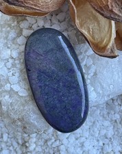 Sugilith Cabochon Edelstein 