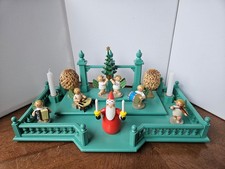 Wendt & Kühn Engel Weihnachtsmann Spanbäume Podest Weihnachten