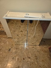 Spiegelschrank mit Beleuchtung