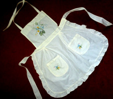 Zartgelbe Linonschürze gestickte Blütensträußchen Latz Träger Taschen Volant TOP