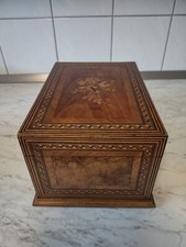 Alte Holztruhe braun mit