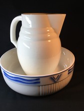 Große alte Waschschüssel mit