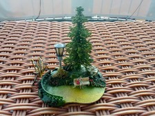Noch H0 Diorama 761 B - Tanne mit Bank und elektrischer Laterne