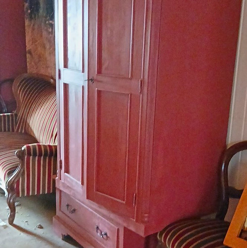 Kleiderschrank rot