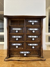 Gewürzschrank mit acht beschrifteten Schubladen und Vorrichtung zum aufhängen