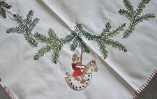 0768) Tischdecke gestickt