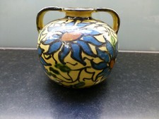 Krug mit Schlickermalerei um