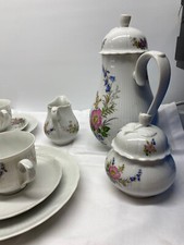 TIRSCHENREUTH KAFFEE SERVICE PORZELLAN WEISS + BLUMENDEKOR + RELIEF