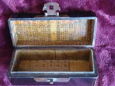 antike chinesische Holzkiste - Holzbox - Sattelform - innen mit Schriftzeichen