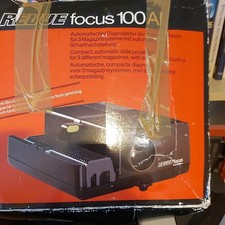 Gebrauchter Diaprojektor Mit Leinwand, Tisch Und Passenden Dosen