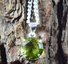 Grün Peridot 10.25 Karat / 14