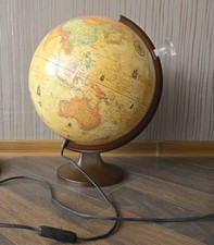Beleuchteter Globus mit Lupe