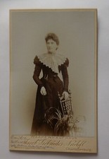 Fotografie: Dame in festlicher Kleidung. (Emilie Hellmann - Holzthaleben)