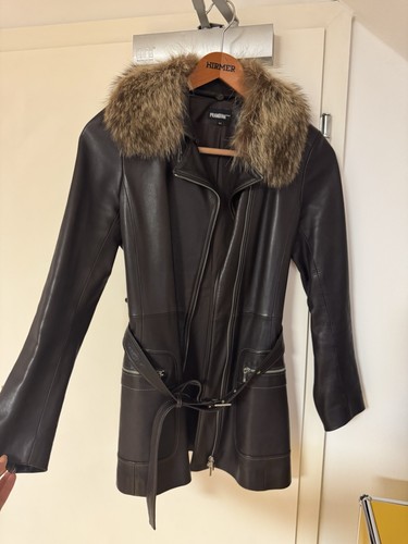 Dunkelbrauner ledermantel mit - dunkelbrauner,
