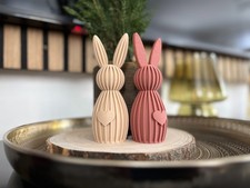 Moderner gestreifter Osterhase