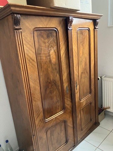 Antiker schrank ungefähr b - ungefähr:,