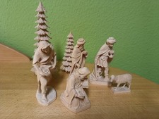 4 Obermarzoner Holz Krippenfiguren geschnitzt plus Schaf, zwei Tannen
