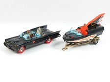 A-28 Corgi Batmobil mit Trailer und Batboat / mit Figuren 