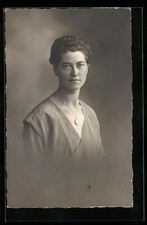 Foto-AK Junge Frau mit Medaillon 