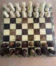 Schachbrett mit Schachfiguren aus Marmor , Alabaster (? ) Gebraucht